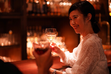 バーでお酒を飲む夫婦
