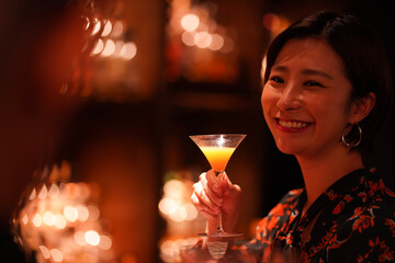 バーでお酒を飲む女性