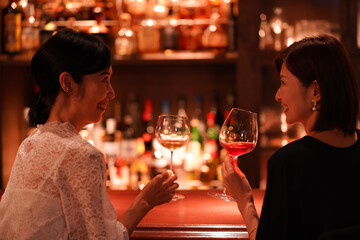 バーでお酒を飲む女性