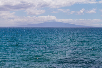 Obraz premium Beautiful view of the blue-green ocean off the coast of Maui, Hawaii.