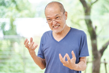 怒る高齢者