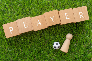 Obraz premium サッカー選手｜「PLAYER」と書かれた積み木と人形とサッカーボールのおもちゃ