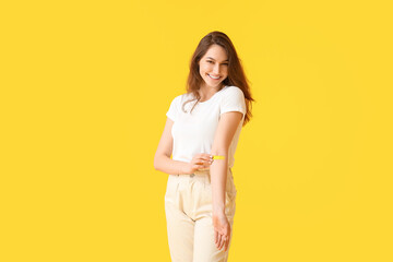 Obraz premium Young woman with applied medical patch against color background