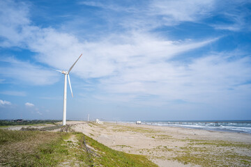 海岸に立つ風力発電