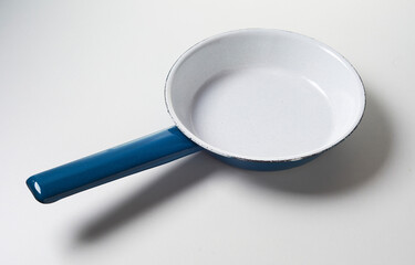 Enameled frying pan with scratched brim