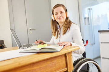 Frau im Rollstuhl als Studentin am Computer beim E-Learning