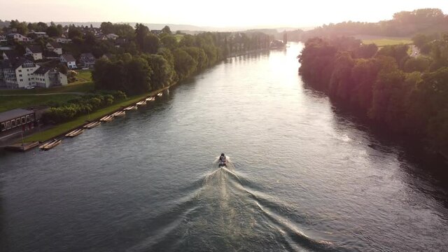 Motorboot f&auml;hrt den Rhein Stromabw&auml;rts
