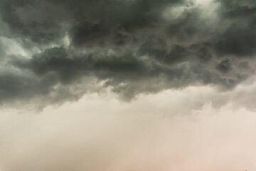 Fototapeta na wymiar Gloomy clouds have shrouded sky before a thunderstorm
