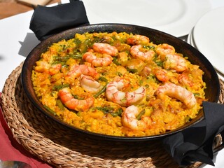Paella mixta de marisco, carne y verduras.