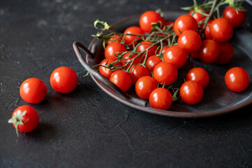 Frische Tomaten auf Tablett 2