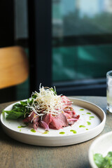 Roast beef with green salad