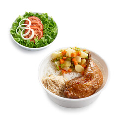 Marmita com coxa e sobrecoxa de frango assado com arroz, feijão e legumes, isolado com path
