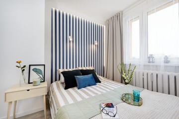 Przytulna sypialnia w komfortowym mieszkaniu - obrazy, fototapety, plakaty