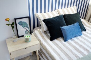 Przytulna sypialnia w komfortowym mieszkaniu - obrazy, fototapety, plakaty