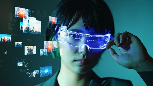 HMDを着けた女性　バーチャルリアリティ
