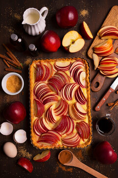 Apple pie with pudding and apple slices