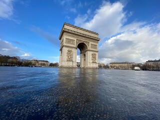Fototapeta na wymiar Paris, arc de triomphe during a cloudy day