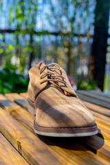 EL calzado de zapato ideal para hombre, zapato marron sobre tela blanca sobre madera