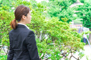 笑顔の制服姿の学生