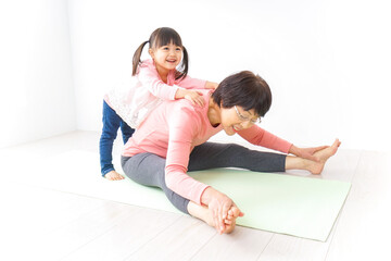 Fototapeta premium 体操をするシニア女性と孫