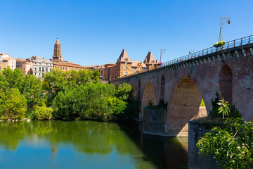 Obraz premium Montauban city on sunny day. Medieval bridge over the Tarn river. France