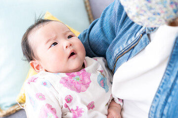 抱っこされている生まれたばかりの赤ちゃん