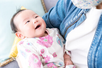 抱っこされている生まれたばかりの赤ちゃん