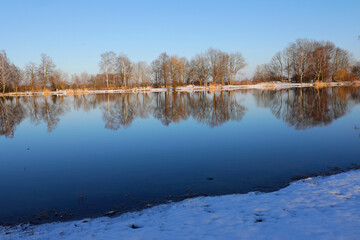 Kleiner Badesee mit Spiegelung im Winter, Bayern, Deutschland, Europa 