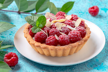 Tartlet with custard, fresh raspberries and mint.
