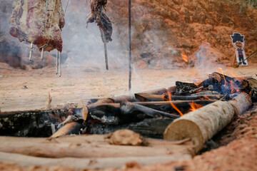 Carne assada na fogueira com lenhas estilo gaúcho. 
