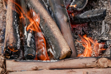 Fogo crepitando no chão, a brasa perfeita para assar carnes, espalhando um aroma irresistível...