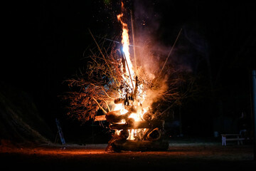 Fogo com chamas alta com fundo preto.
