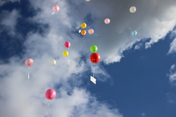 Luftballons fliegen zum Himmel