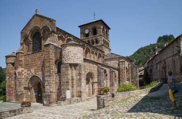 Touriste admirant l'église romane de Chamalières sur Loire  (Haute-Loire)