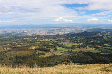 Fototapeta premium Auvergne-Rhône-Alpes - Vue du Puy de Dôme sur le village d'Orcines et les alentours de Clermont-Ferrand