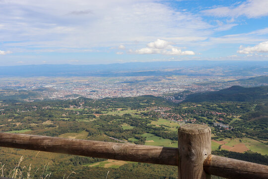 Auvergne-Rh&ocirc;ne-Alpes - Vue du Puy de D&ocirc;me sur la plaine de Clermont-Ferrand