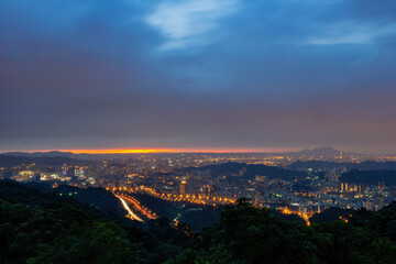 Obraz premium Sunset high angle view of the cityscape form Wenshan District