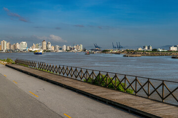 Cidade e porto de Navegantes vistos dos molhes do Rio Itajaí-açú, Itajaí, SC.