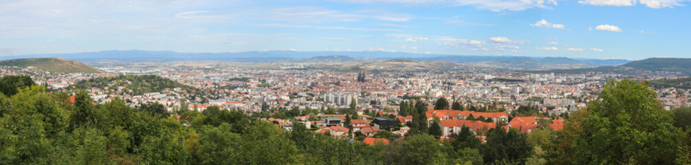 Fototapeta na wymiar Auvergne - Massif Central - Panorama sur Clermont-Ferrand avec sa cathédrale en pierres noires de Volvic