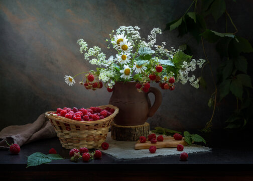 Raspberry and a bouquet of daisies.