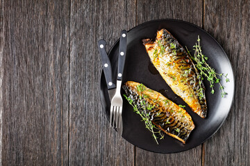 fried mackerel fillets with spices and herbs