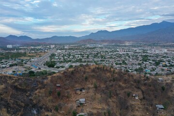 Obraz premium Toma aérea de la ciudad de Santa Marta
