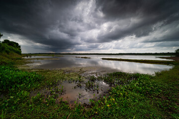 Landschaft mit Wolkenspiegelung im See