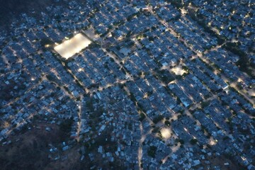 Foto aérea de ciudad nocturna