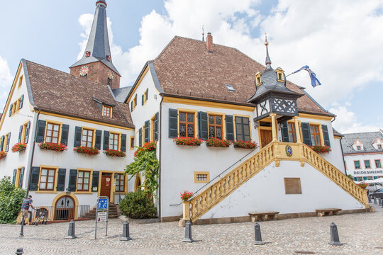 Das Rathaus von Deidesheim, Rheinland-Pfalz, Deutschland
