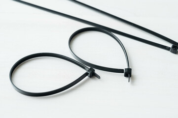 結束バンド　黒