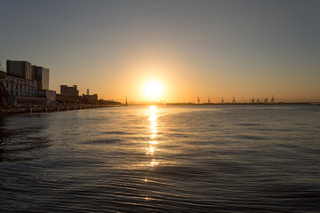 Obraz premium sunset in a seaport