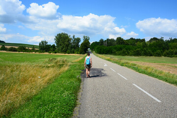 Randonneuse sur route &agrave; Anzex - Lot et Garonne - France