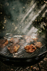 Churrasco brasileiro com coxa de frango com raios do sol e fumaça