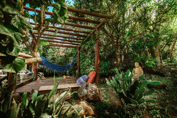 Espaço tranquilo em meio a natureza com rede e pergolado externo para relaxar na mata atlântica brasil